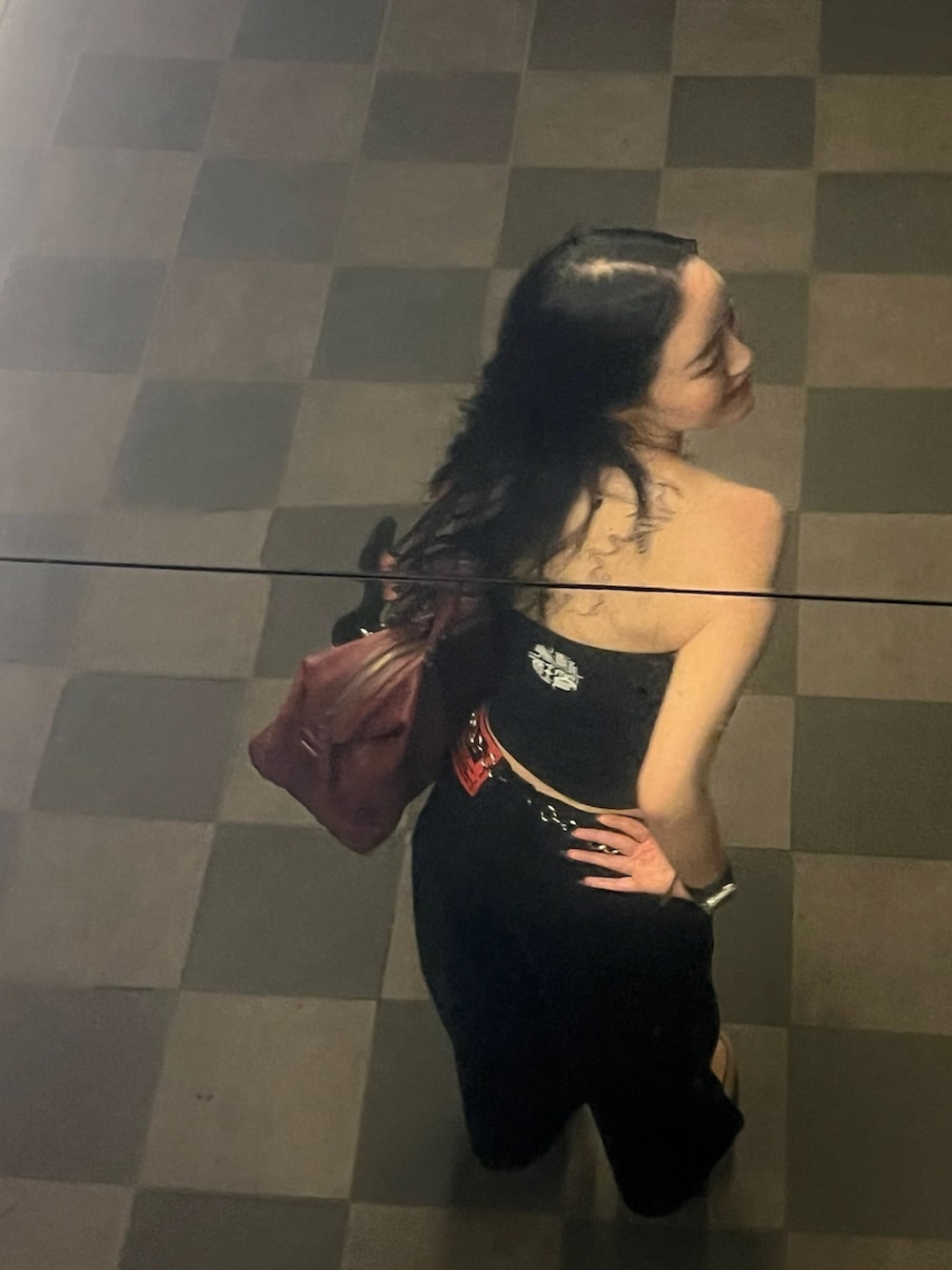 ブラック系のチューブトップ、ブラック系のその他パンツ、レッド系のバッグを着用したレディースの夏コーディネートの2枚目の写真