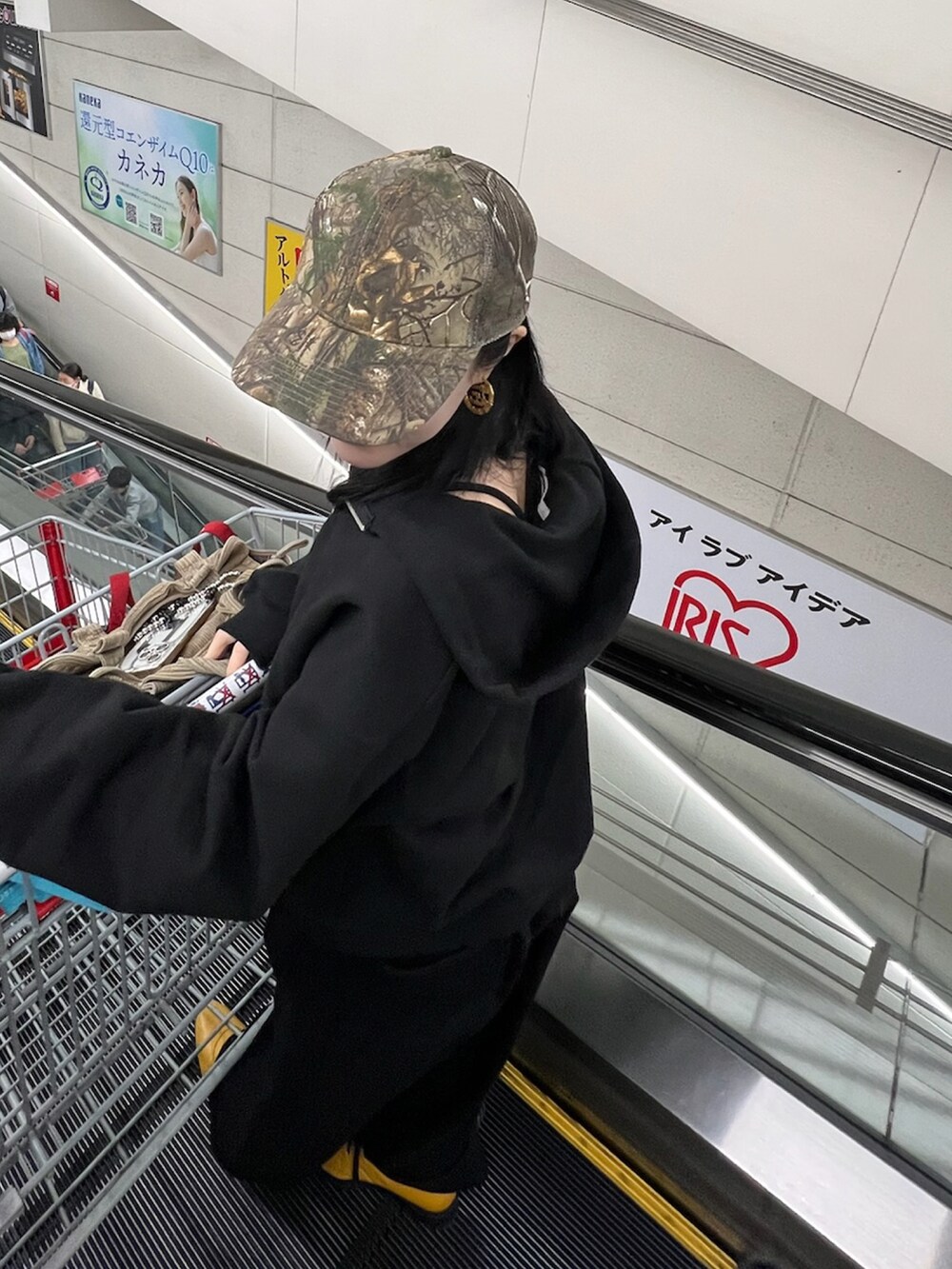 ブラック系のパーカー、ブラック系のパンツ、その他のハンドバッグを着用したレディースの春コーディネートの2枚目の写真