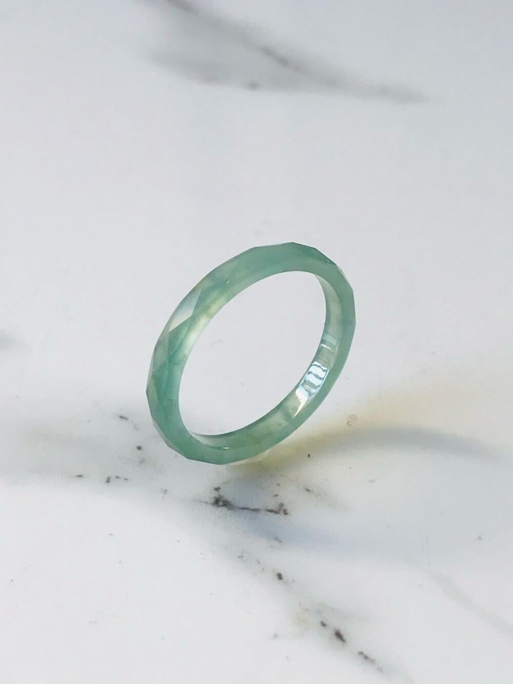 グリーン系のリングを着用したレディースの冬コーディネートの2枚目の写真