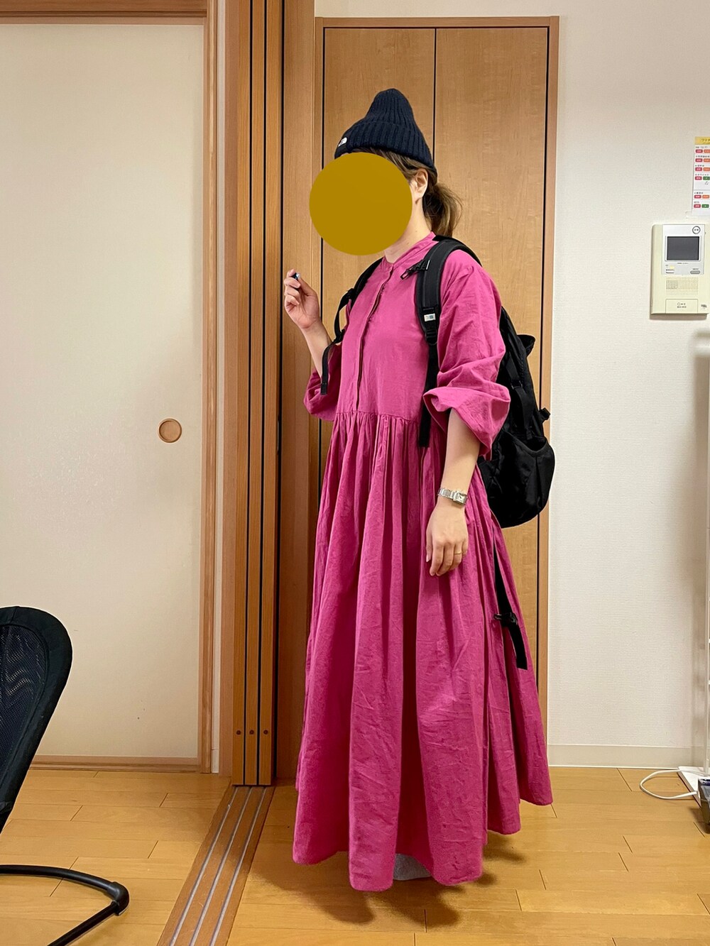 ピンク系のワンピース、ブルー系のニットキャップ/ビーニーを着用したレディースの秋コーディネートの3枚目の写真