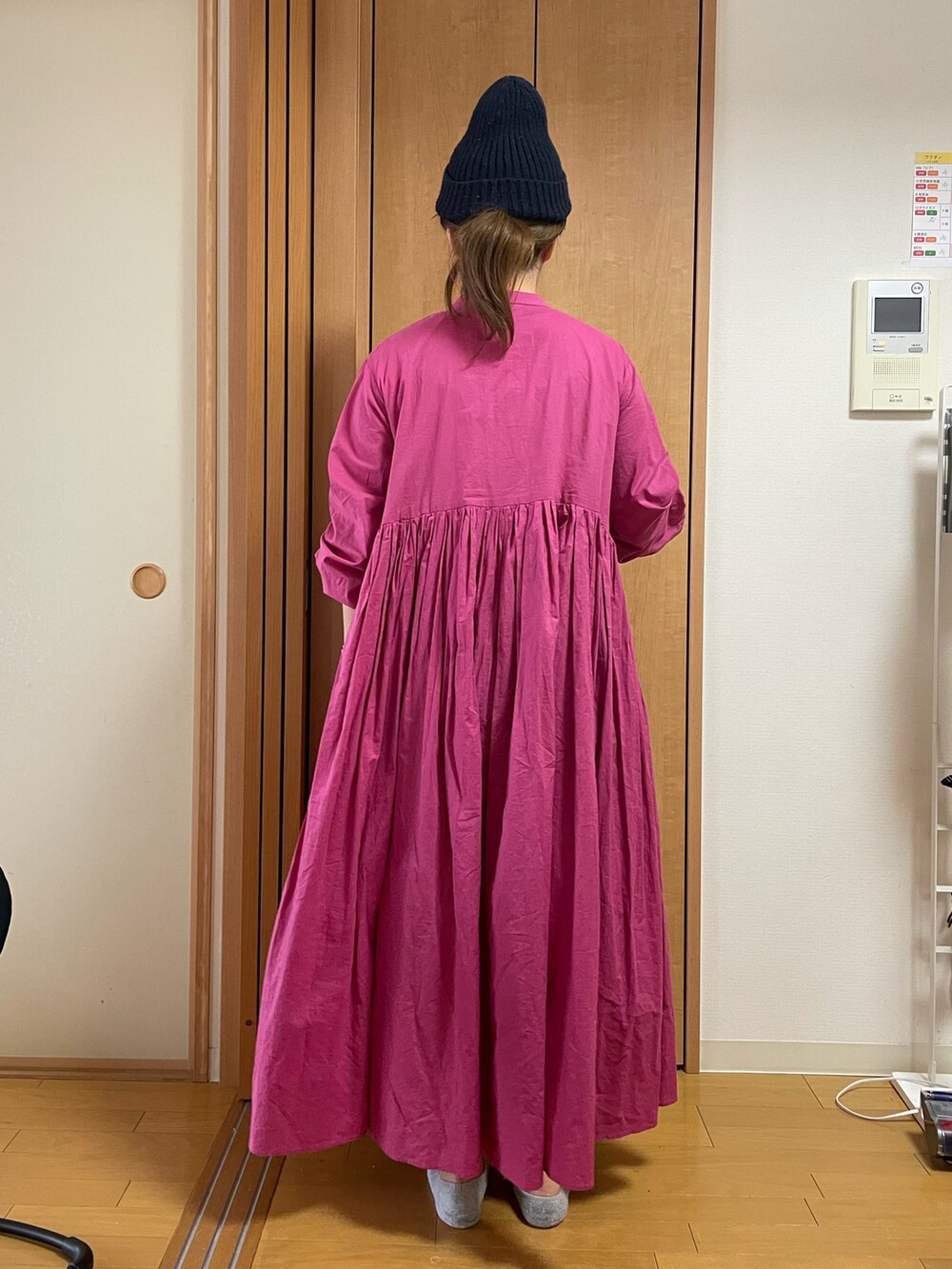 ピンク系のワンピース、ブルー系のニットキャップ/ビーニーを着用したレディースの秋コーディネートの2枚目の写真