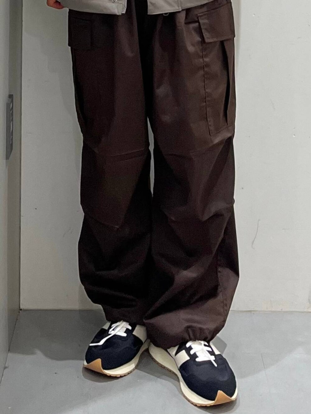 ホワイト系のTシャツ/カットソー、ブラウン系のカーゴパンツ、グレー系のブルゾンを着用したメンズの秋コーディネートの5枚目の写真