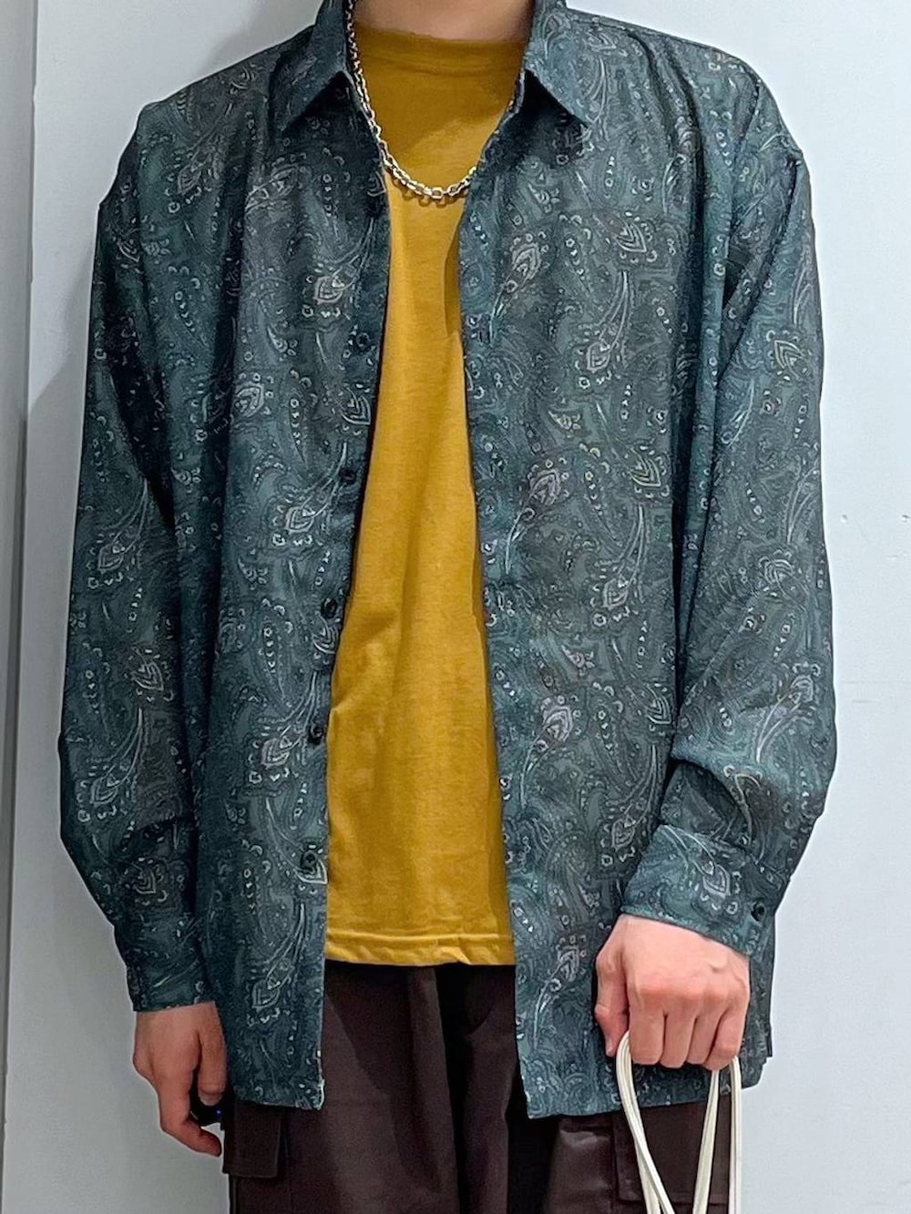 ピンク系のショルダーバッグ、イエロー系のスニーカーを着用したメンズの夏コーディネートの4枚目の写真