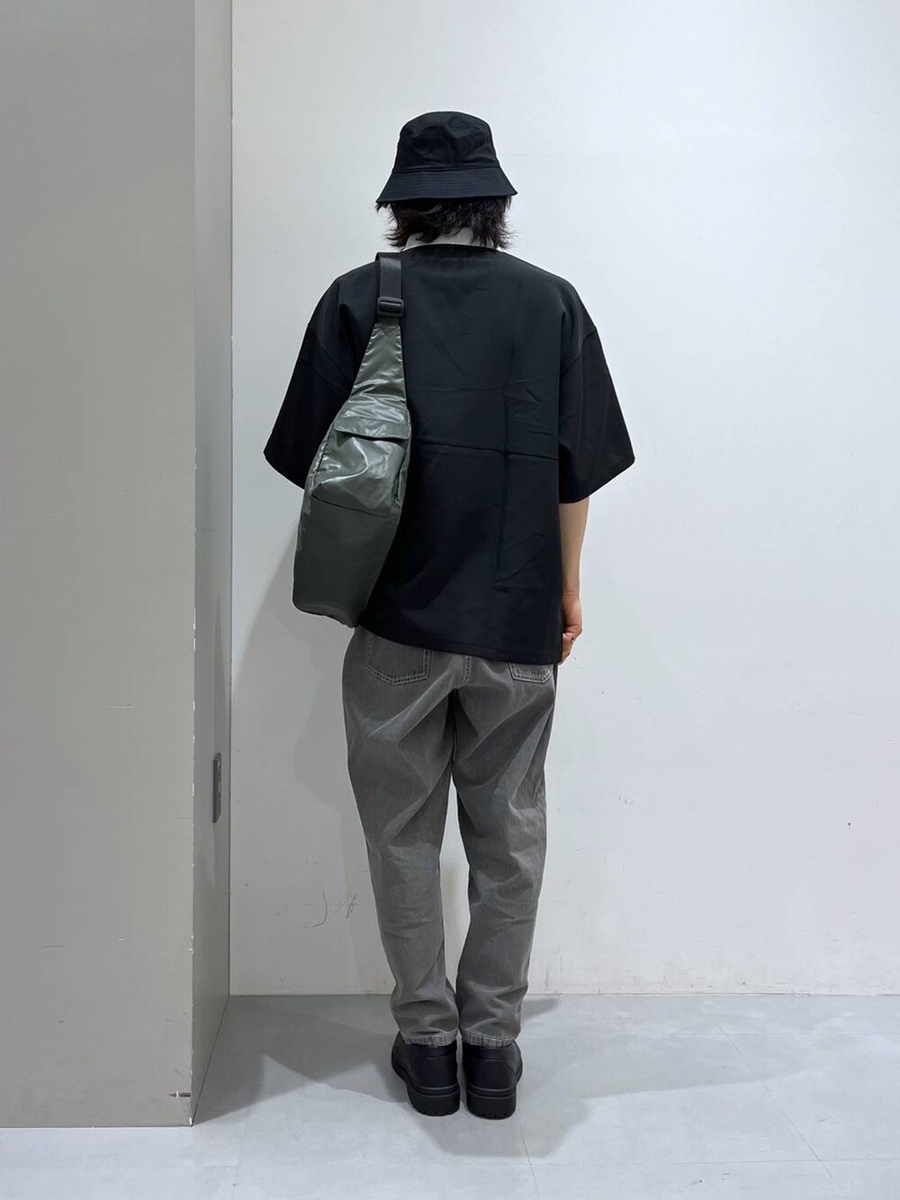 グリーン系のショルダーバッグ、ブラック系のローファー、ブラック系のシャツ/ブラウスを着用したメンズの夏コーディネートの3枚目の写真