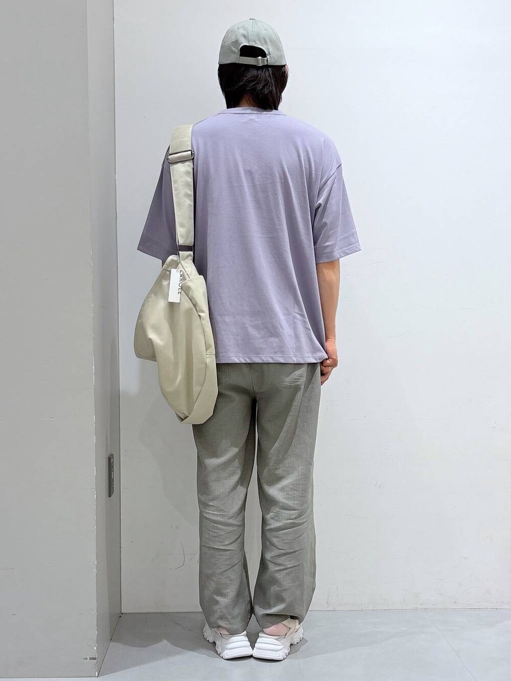グレー系のショルダーバッグ、ホワイト系のサンダル、グリーン系のその他パンツを着用したメンズの夏コーディネートの3枚目の写真