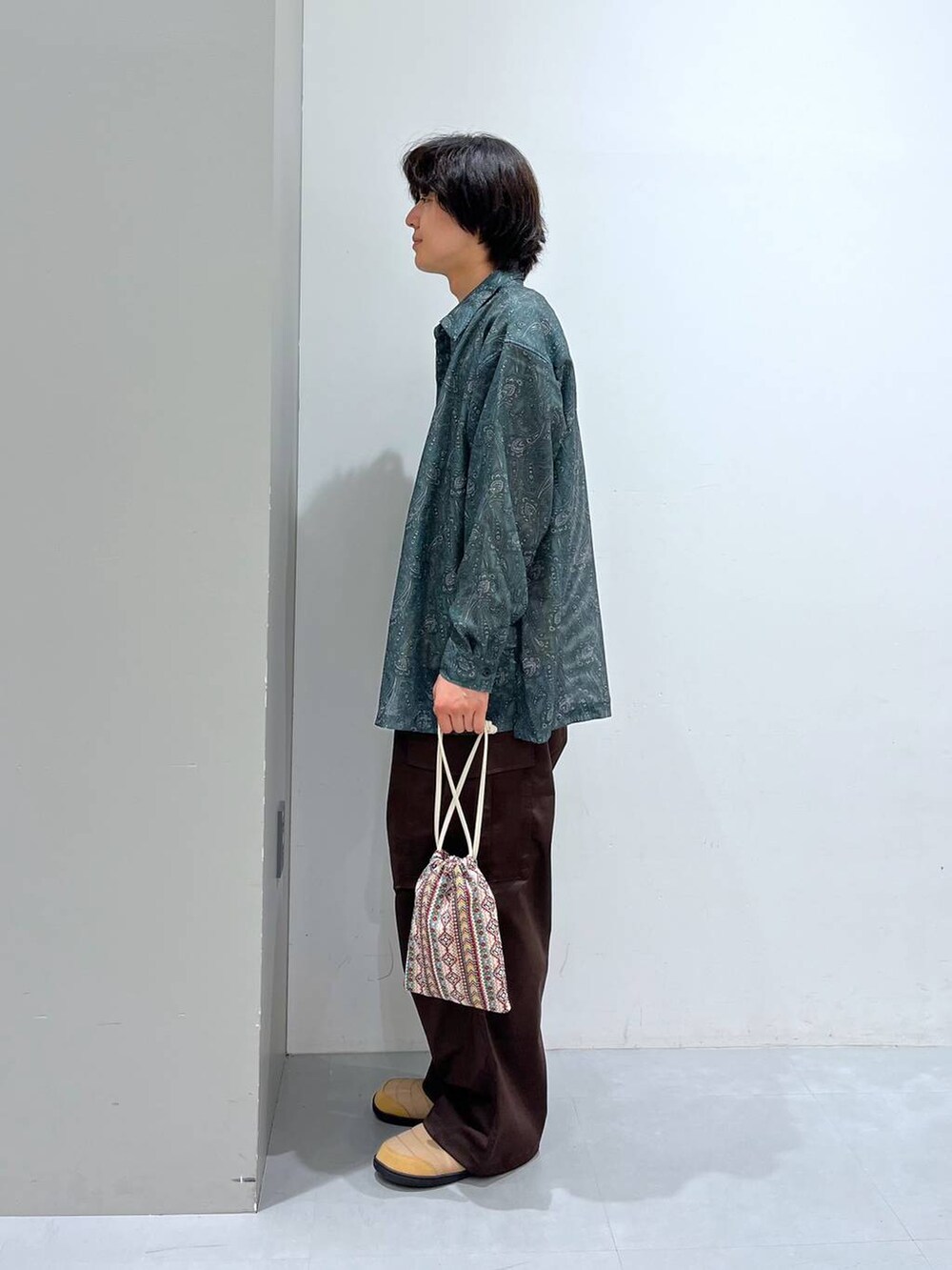 ピンク系のショルダーバッグ、イエロー系のスニーカーを着用したメンズの夏コーディネートの2枚目の写真