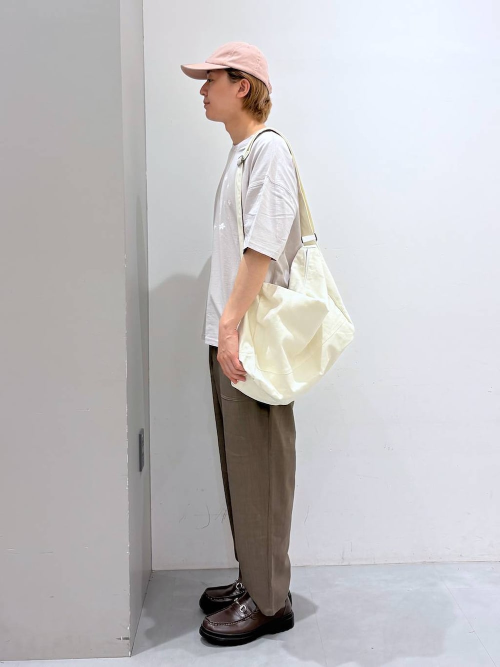 ベージュ系のショルダーバッグ、グレー系のその他パンツ、グレー系のTシャツ/カットソーを着用したメンズの春コーディネートの2枚目の写真