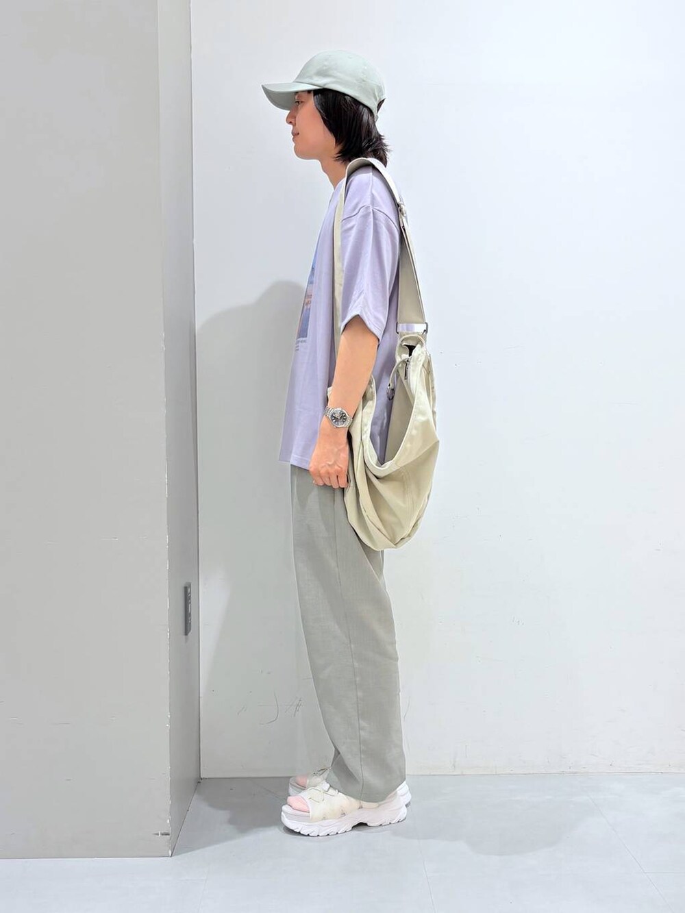 グレー系のショルダーバッグ、ホワイト系のサンダル、グリーン系のその他パンツを着用したメンズの夏コーディネートの2枚目の写真