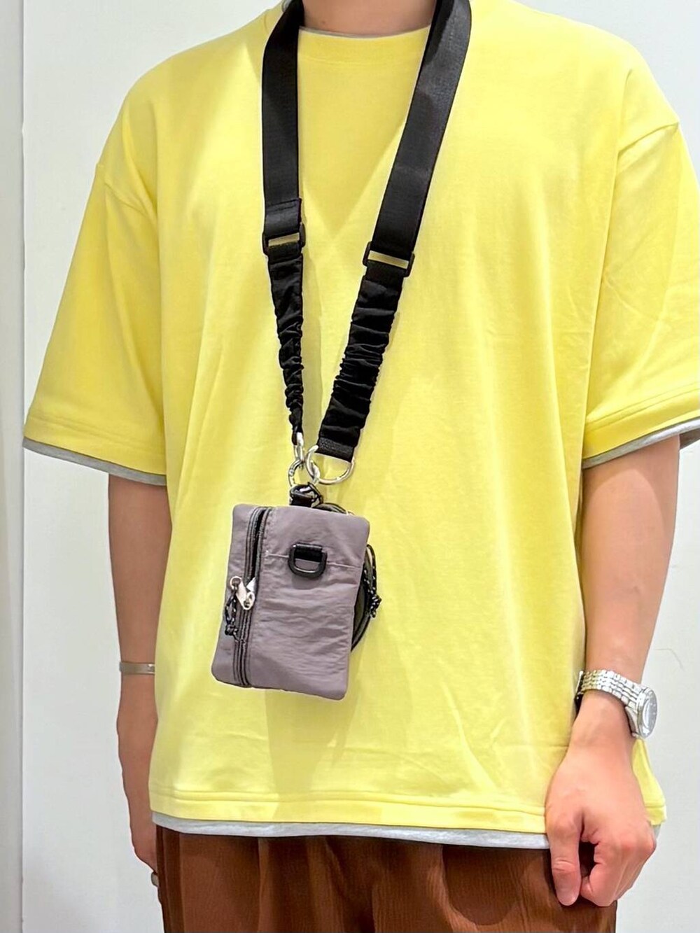 ブラック系のサンダル、ブラウン系のその他パンツ、グリーン系のハットを着用したメンズの夏コーディネートの4枚目の写真