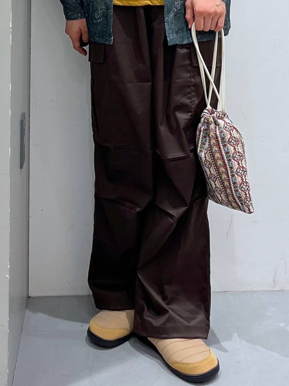 ピンク系のショルダーバッグ、イエロー系のスニーカーを着用したメンズの夏コーディネートの5枚目の写真