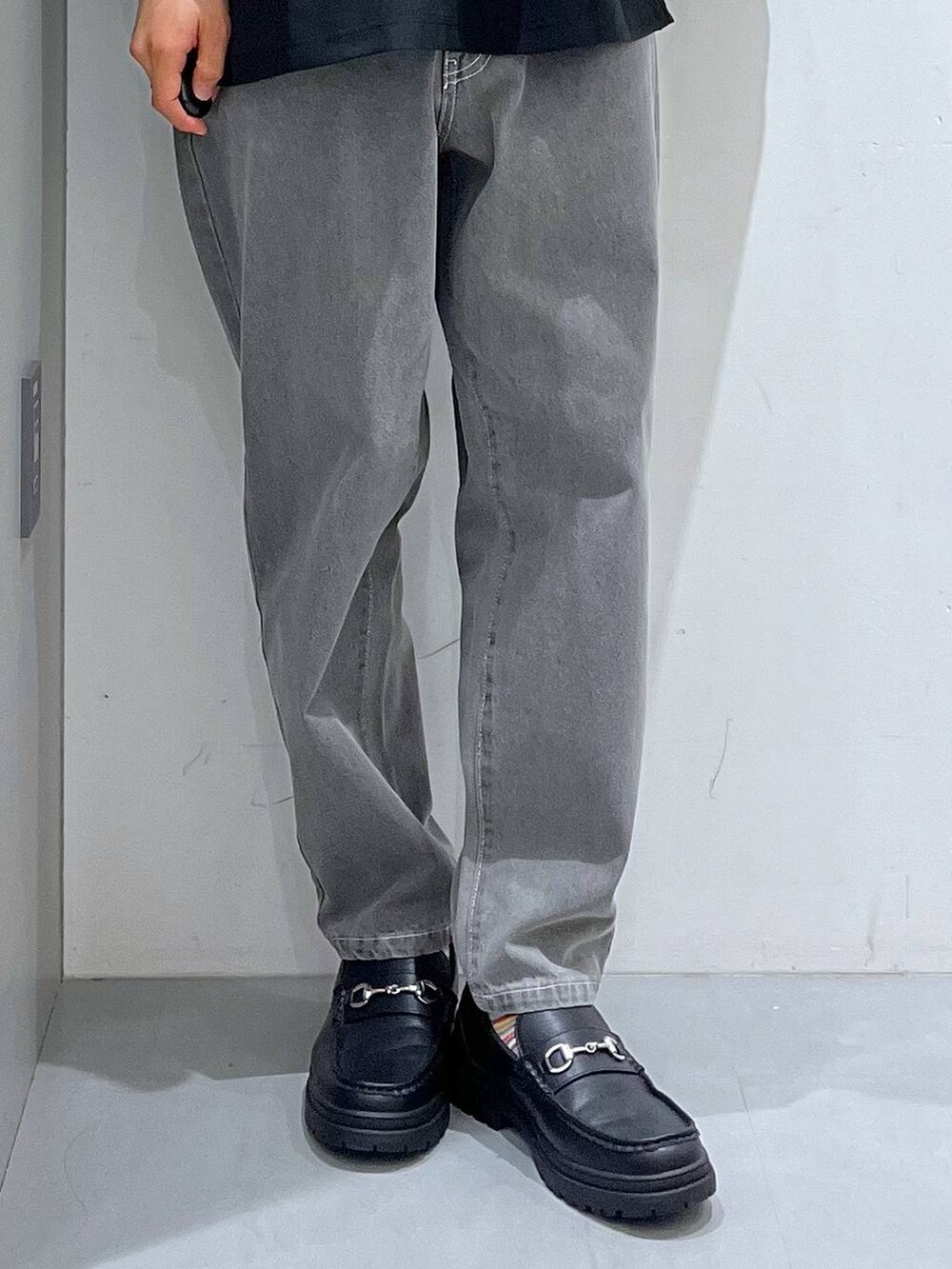 グリーン系のショルダーバッグ、ブラック系のローファー、ブラック系のシャツ/ブラウスを着用したメンズの夏コーディネートの5枚目の写真