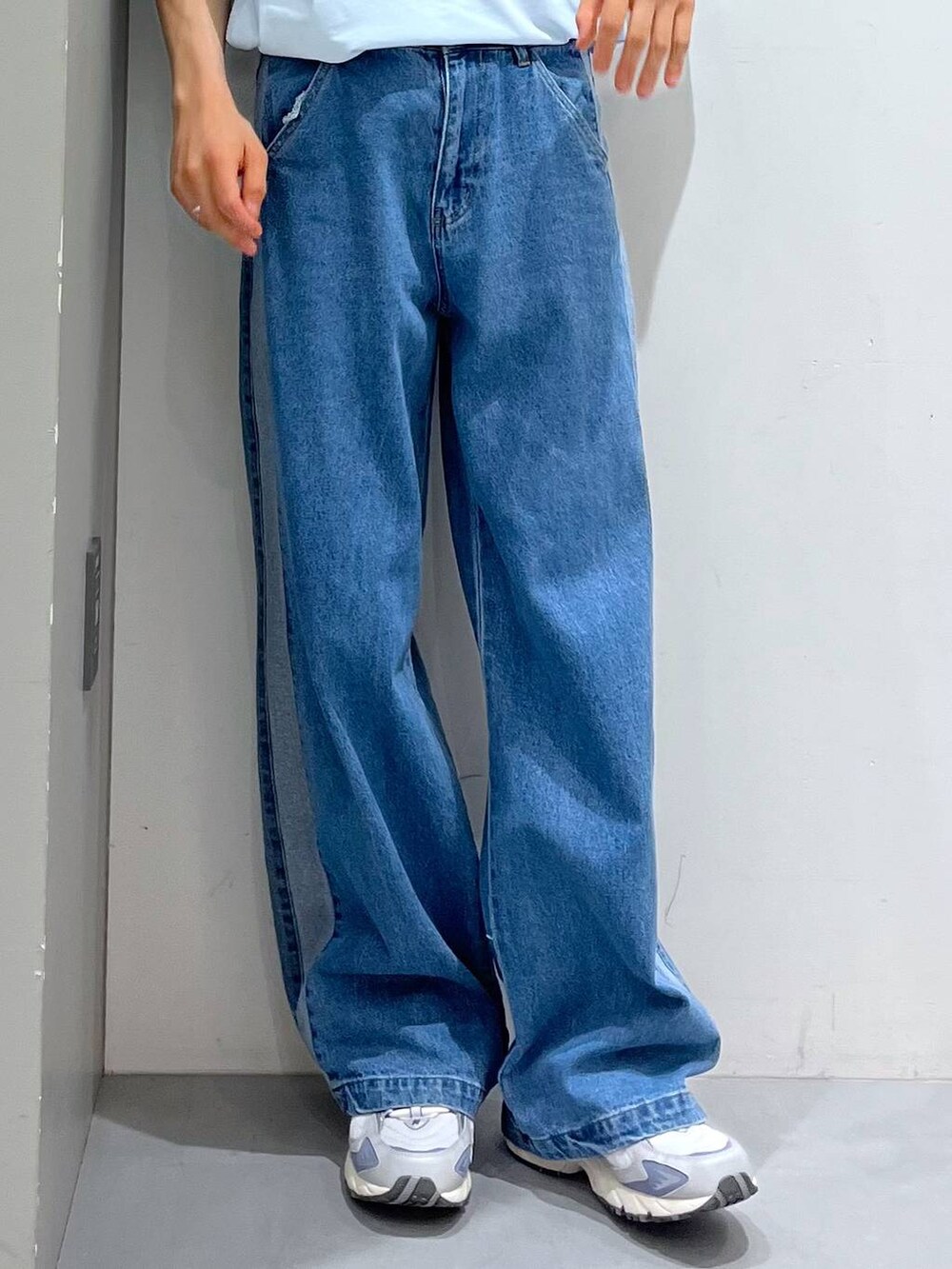 グレー系のトートバッグ、ブルー系のデニムパンツ、ブルー系のTシャツ/カットソーを着用したメンズの夏コーディネートの6枚目の写真