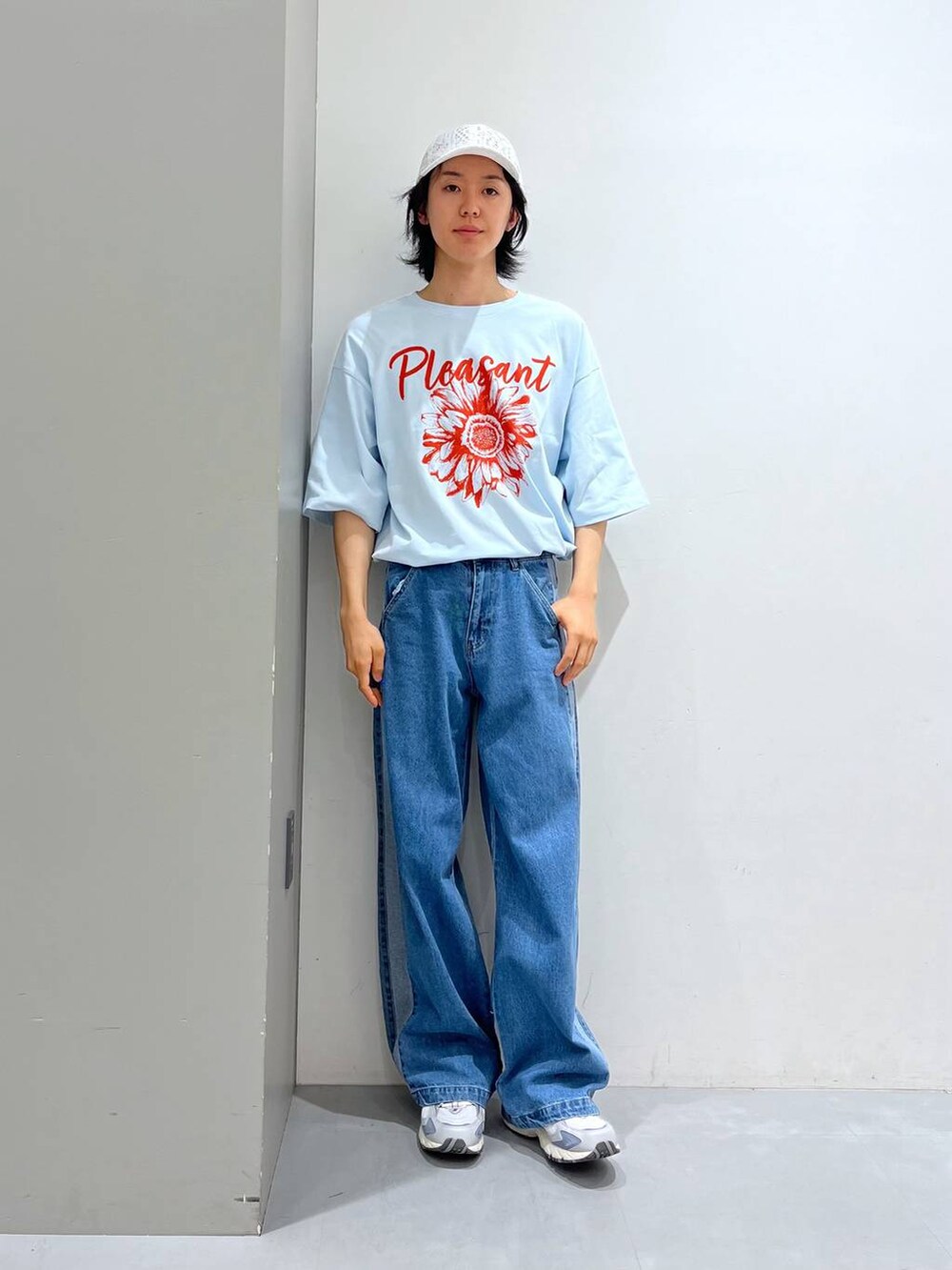 グレー系のトートバッグ、ブルー系のデニムパンツ、ブルー系のTシャツ/カットソーを着用したメンズの夏コーディネートの2枚目の写真