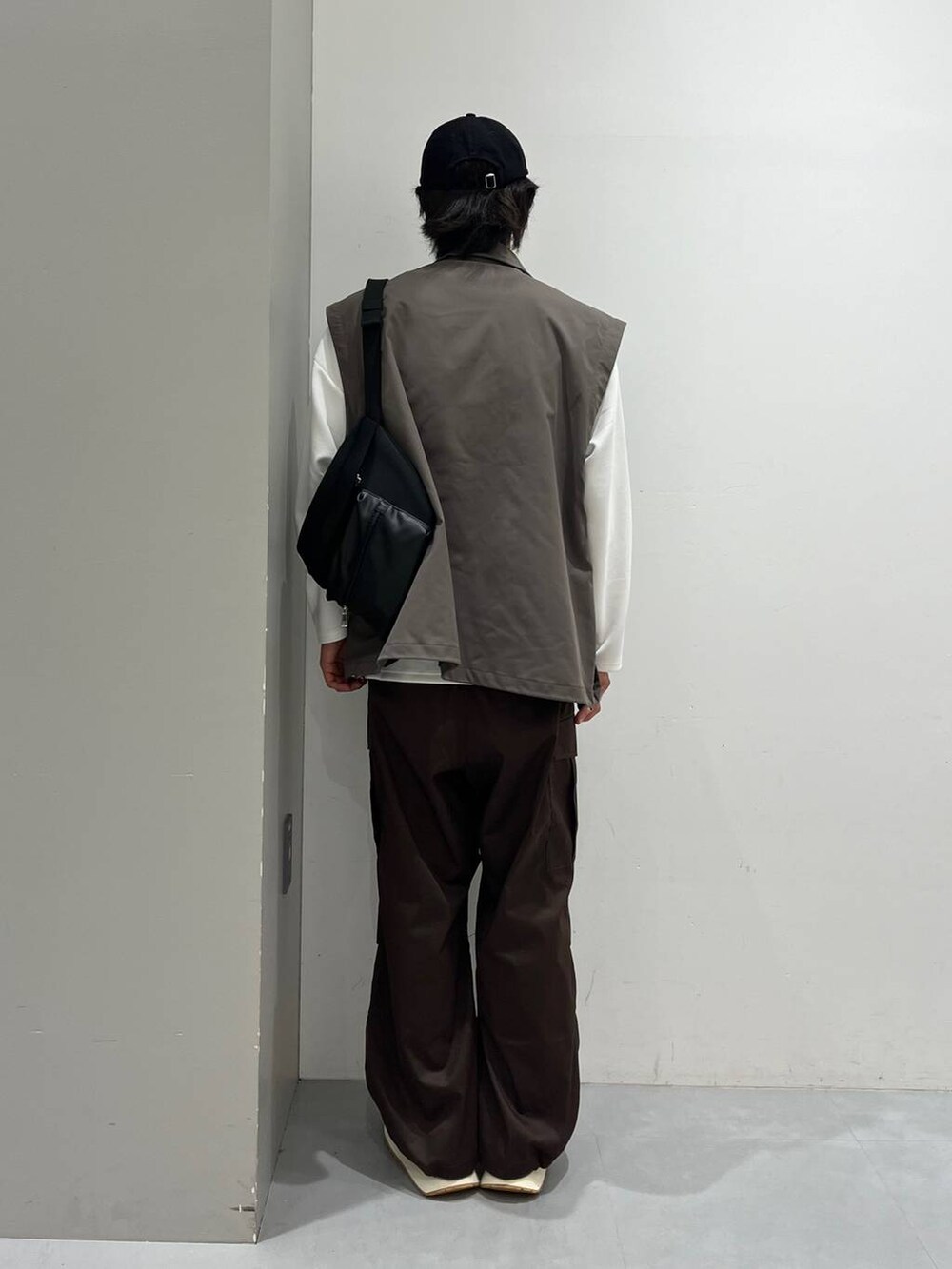 ホワイト系のTシャツ/カットソー、ブラウン系のカーゴパンツ、グレー系のブルゾンを着用したメンズの秋コーディネートの3枚目の写真