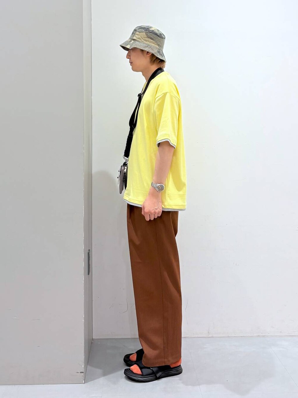 ブラック系のサンダル、ブラウン系のその他パンツ、グリーン系のハットを着用したメンズの夏コーディネートの2枚目の写真