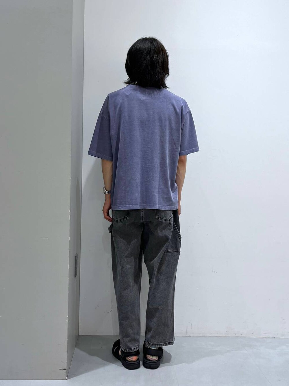 ブラック系のサンダル、グレー系のデニムパンツ、パープル系のTシャツ/カットソーを着用したメンズの夏コーディネートの3枚目の写真