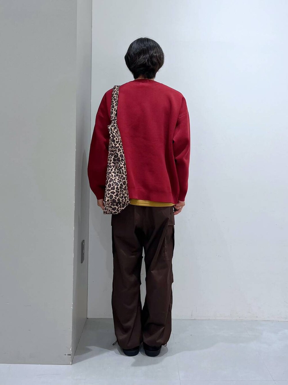 レッド系のカーディガン/ボレロ、イエロー系のTシャツ/カットソー、ベージュ系のトートバッグを着用したメンズの夏コーディネートの3枚目の写真