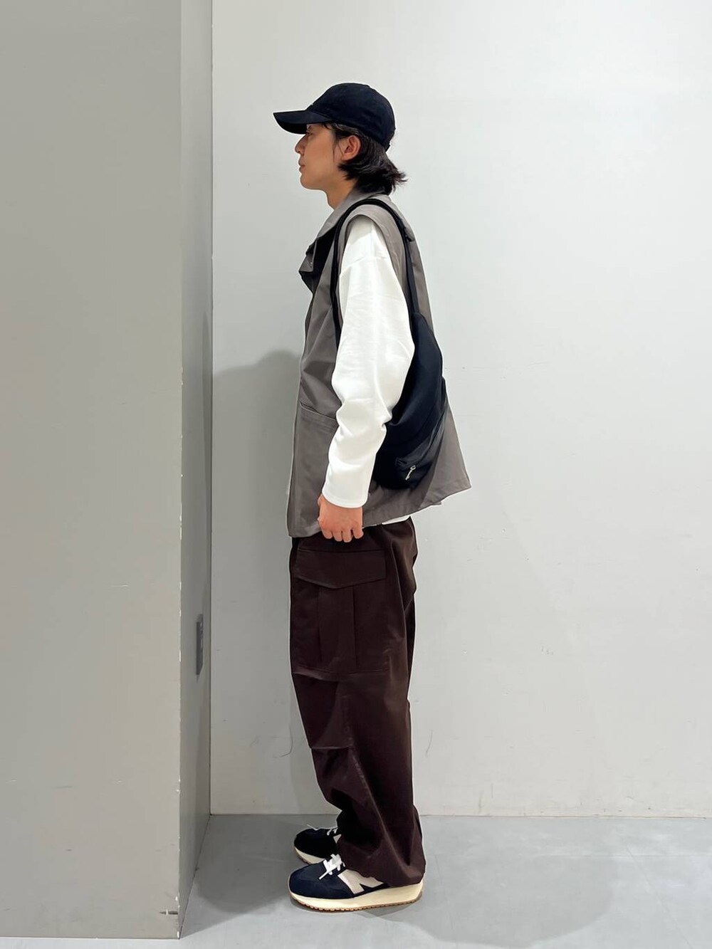 ホワイト系のTシャツ/カットソー、ブラウン系のカーゴパンツ、グレー系のブルゾンを着用したメンズの秋コーディネートの2枚目の写真