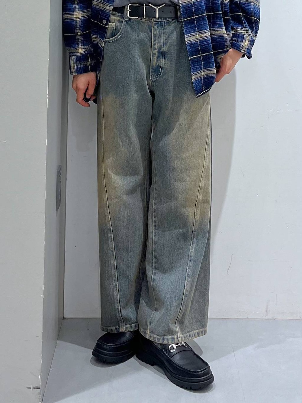 グレー系のTシャツ/カットソー、ブルー系のデニムパンツ、ブラック系のローファーを着用したメンズの秋コーディネートの5枚目の写真