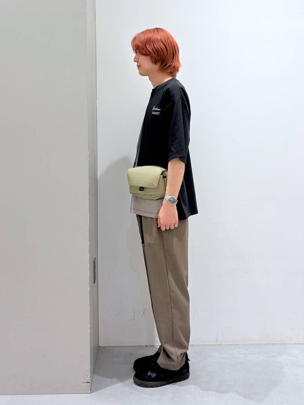 ベージュ系のショルダーバッグ、ブラック系のTシャツ/カットソー、グレー系のその他パンツを着用したメンズの春コーディネートの2枚目の写真