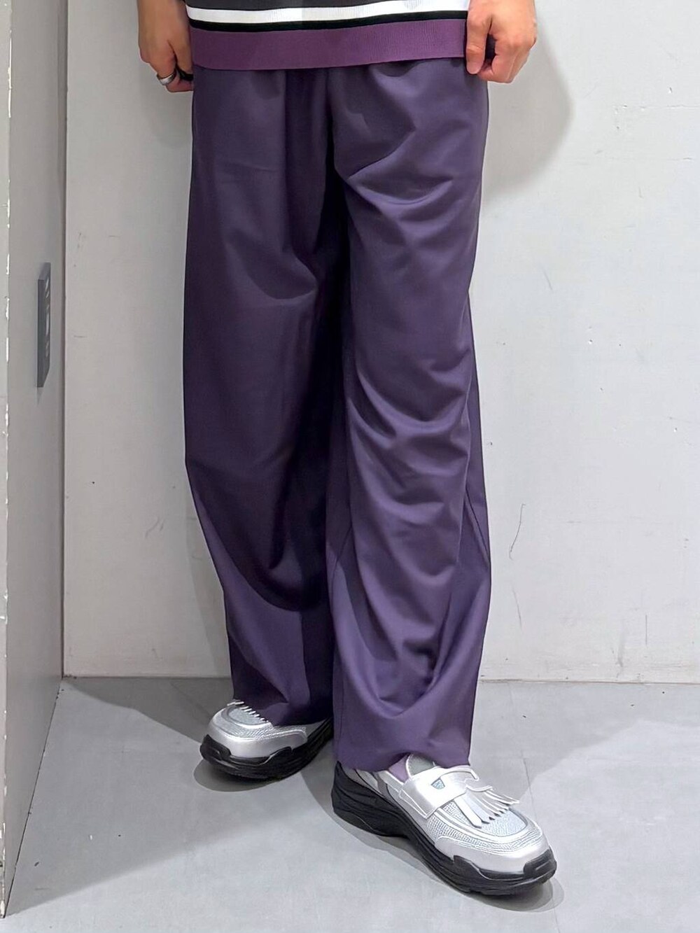 ブラック系のショルダーバッグ、ブラック系のTシャツ/カットソー、パープル系のその他パンツを着用したメンズの夏コーディネートの5枚目の写真