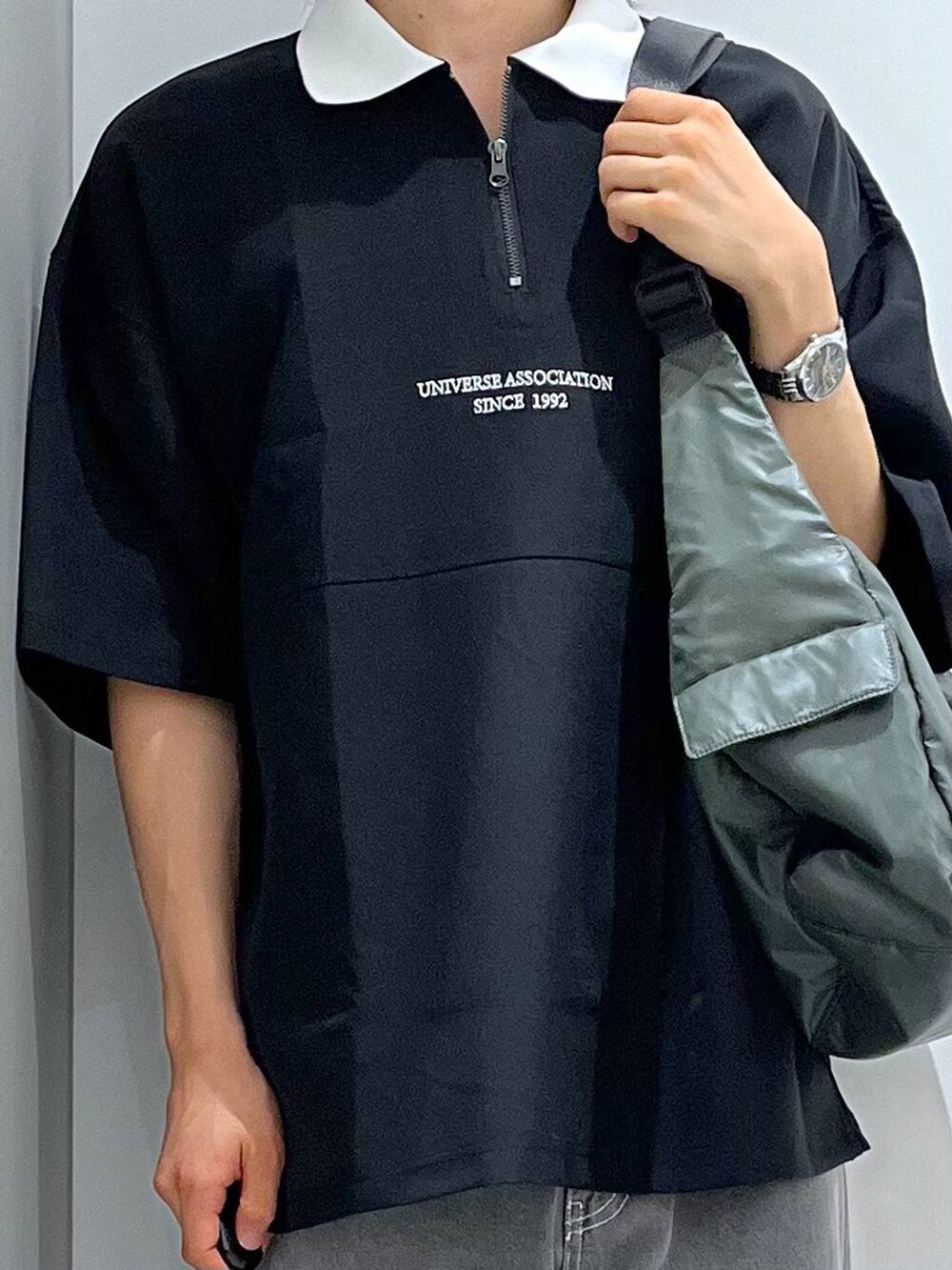 グリーン系のショルダーバッグ、ブラック系のローファー、ブラック系のシャツ/ブラウスを着用したメンズの夏コーディネートの4枚目の写真