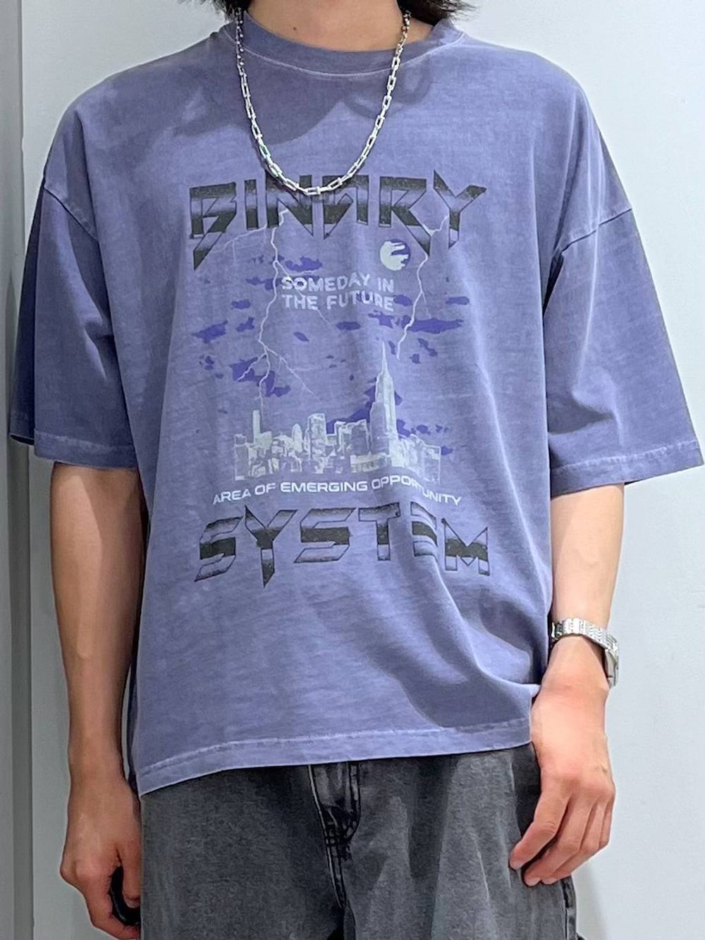 ブラック系のサンダル、グレー系のデニムパンツ、パープル系のTシャツ/カットソーを着用したメンズの夏コーディネートの4枚目の写真