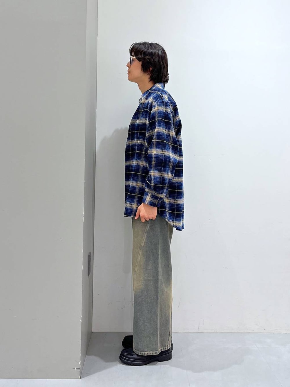 グレー系のTシャツ/カットソー、ブルー系のデニムパンツ、ブラック系のローファーを着用したメンズの秋コーディネートの2枚目の写真