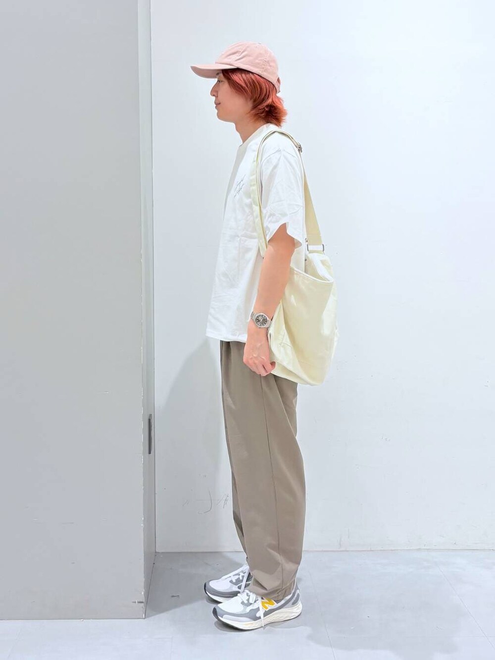 ベージュ系のショルダーバッグ、ベージュ系のその他パンツ、ホワイト系のTシャツ/カットソーを着用したメンズの春コーディネートの2枚目の写真