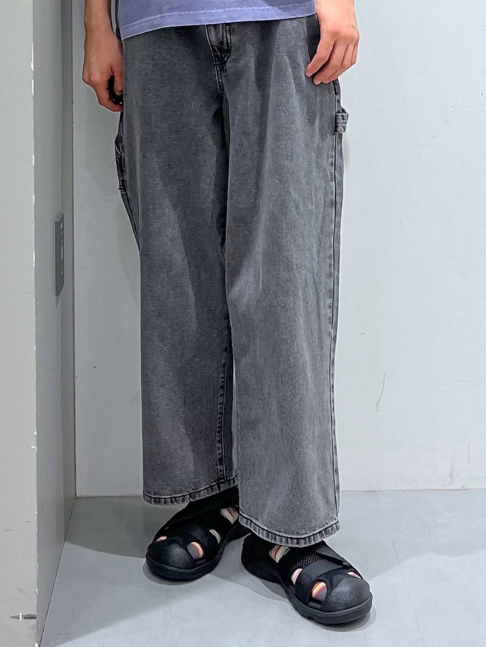 ブラック系のサンダル、グレー系のデニムパンツ、パープル系のTシャツ/カットソーを着用したメンズの夏コーディネートの5枚目の写真