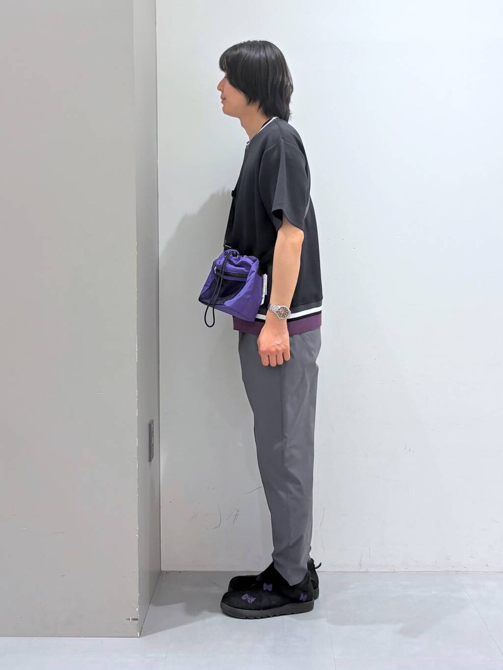 グリーン系のショルダーバッグ、ブラック系のTシャツ/カットソー、グレー系のその他パンツを着用したメンズの夏コーディネートの2枚目の写真