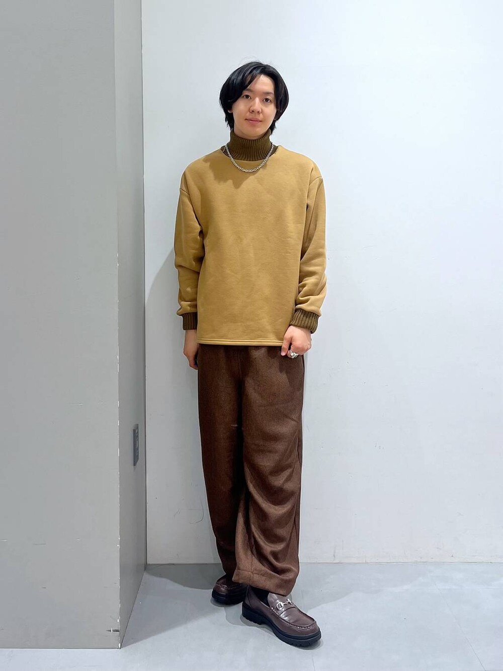「女子ウケ、きれいめ、冬コーデ、コート、ニット」｜「LAKOLEのウーリーテックチェスターコート / 116720（チェスターコート、ブラウン系）」を使った、Jiro_さん（メンズ・176cm）の秋コーディネートの2枚目の写真