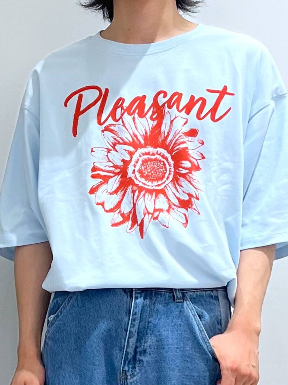 グレー系のトートバッグ、ブルー系のデニムパンツ、ブルー系のTシャツ/カットソーを着用したメンズの夏コーディネートの5枚目の写真