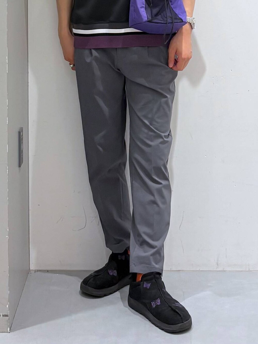 グリーン系のショルダーバッグ、ブラック系のTシャツ/カットソー、グレー系のその他パンツを着用したメンズの夏コーディネートの5枚目の写真