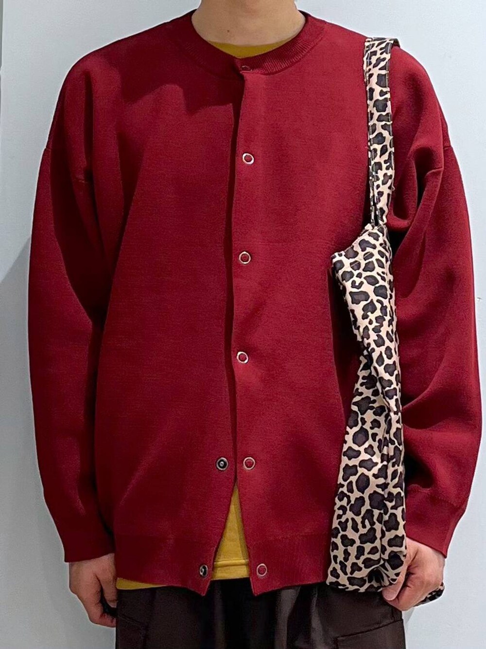 レッド系のカーディガン/ボレロ、イエロー系のTシャツ/カットソー、ベージュ系のトートバッグを着用したメンズの夏コーディネートの4枚目の写真