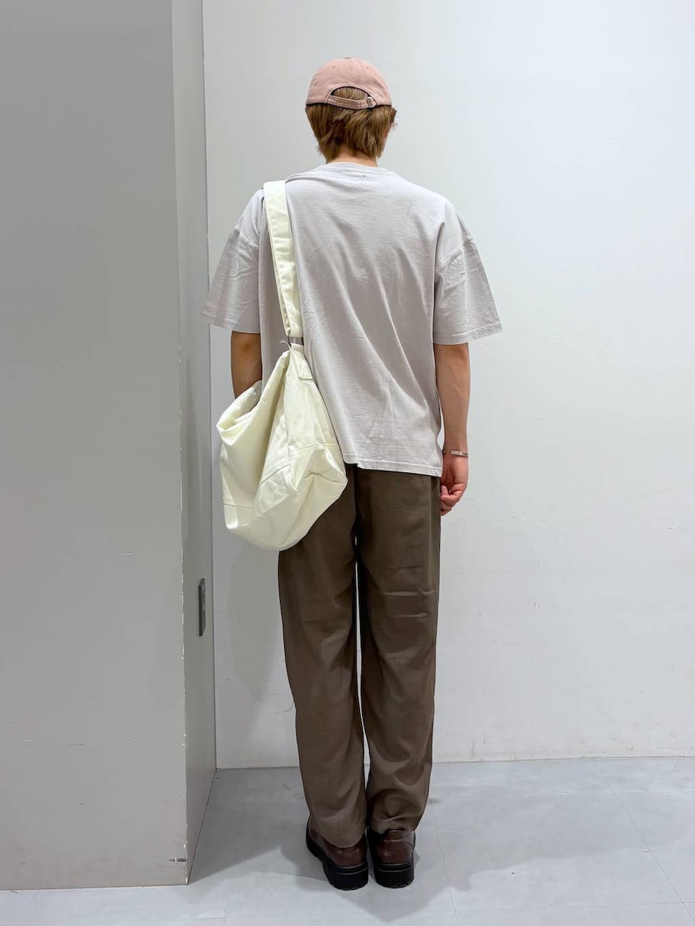 ベージュ系のショルダーバッグ、グレー系のその他パンツ、グレー系のTシャツ/カットソーを着用したメンズの春コーディネートの3枚目の写真