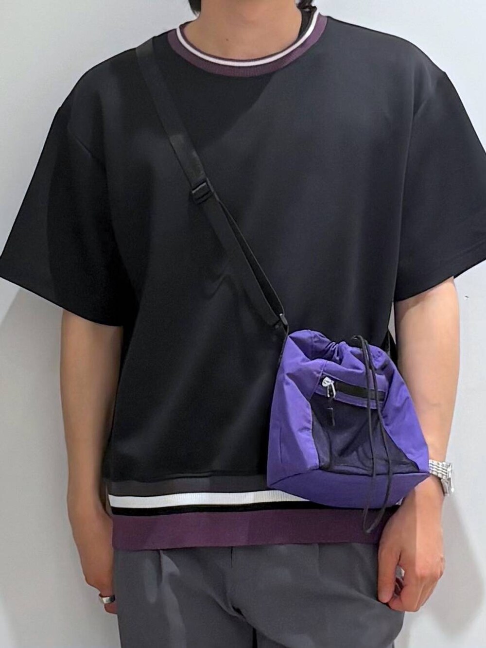 グリーン系のショルダーバッグ、ブラック系のTシャツ/カットソー、グレー系のその他パンツを着用したメンズの夏コーディネートの4枚目の写真