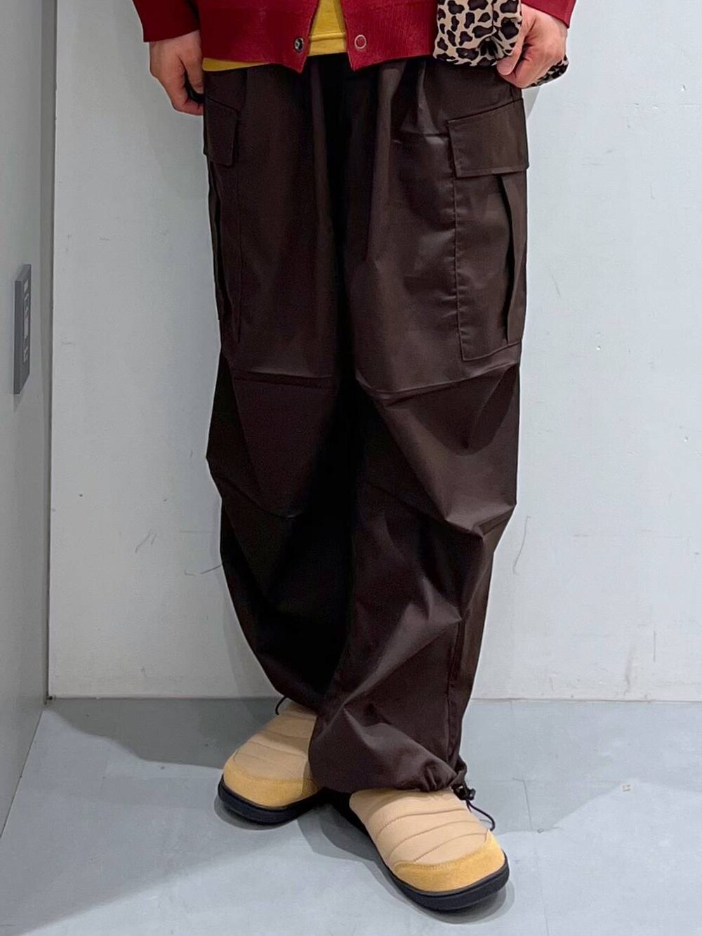 レッド系のカーディガン/ボレロ、イエロー系のTシャツ/カットソー、ベージュ系のトートバッグを着用したメンズの夏コーディネートの5枚目の写真