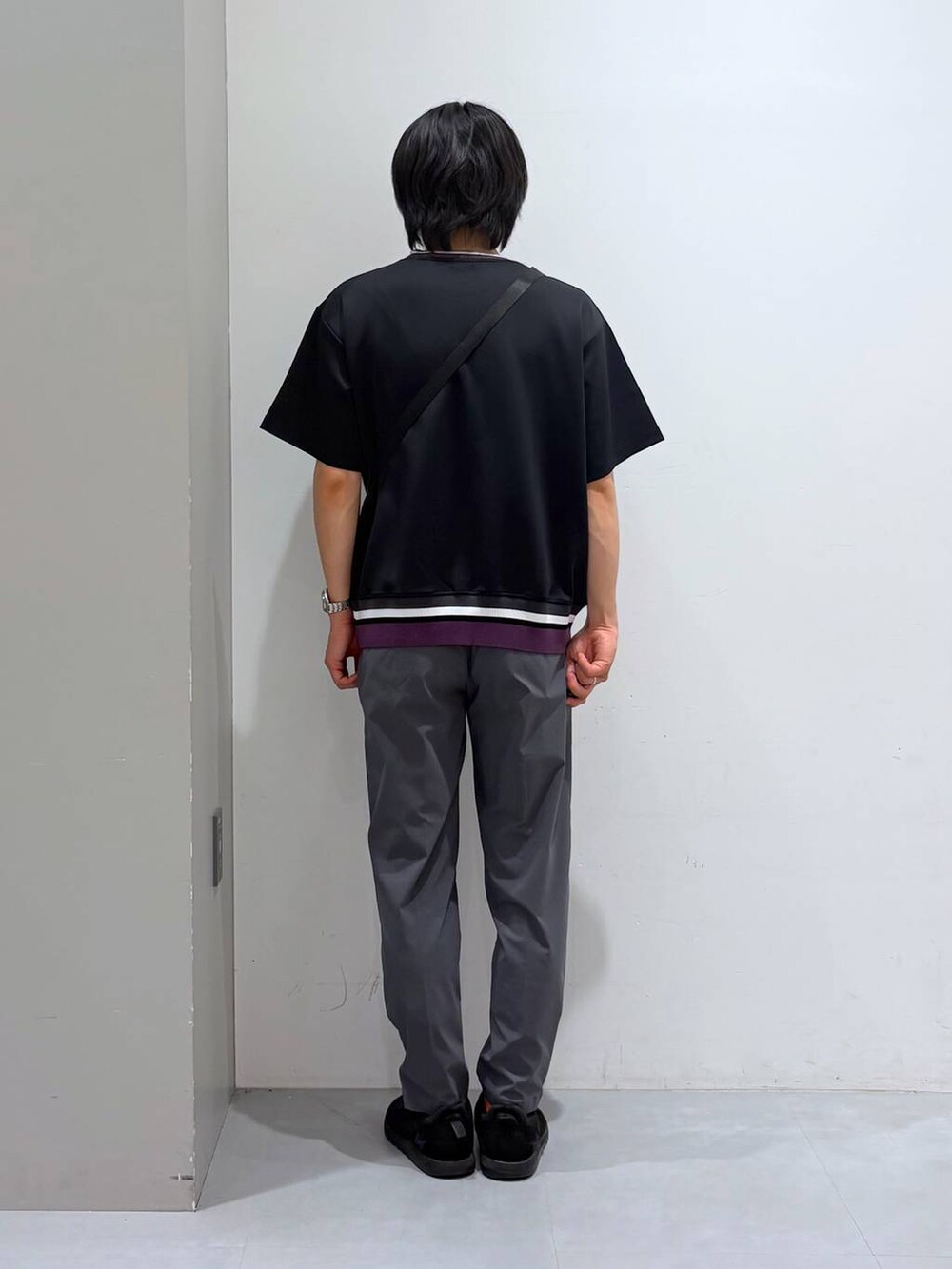 グリーン系のショルダーバッグ、ブラック系のTシャツ/カットソー、グレー系のその他パンツを着用したメンズの夏コーディネートの3枚目の写真