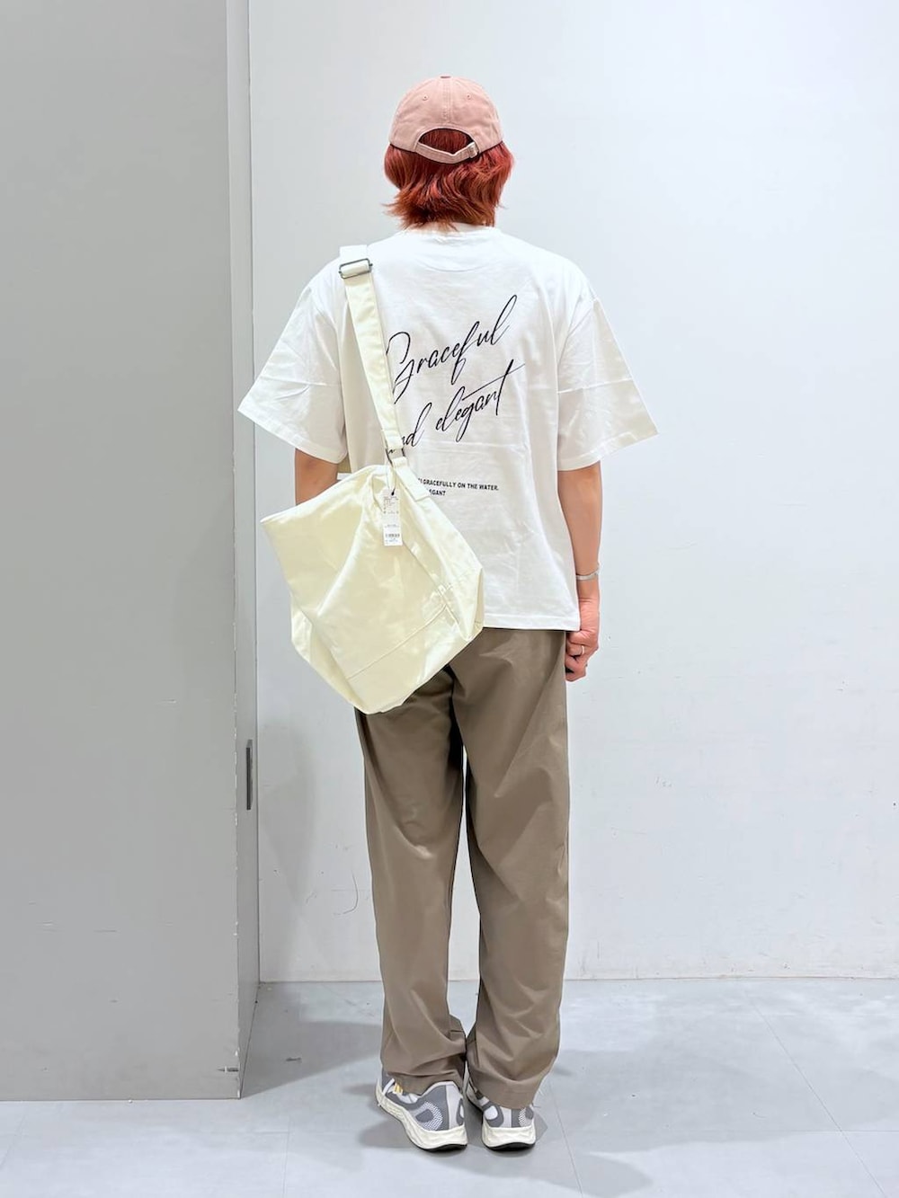 ベージュ系のショルダーバッグ、ベージュ系のその他パンツ、ホワイト系のTシャツ/カットソーを着用したメンズの春コーディネートの3枚目の写真