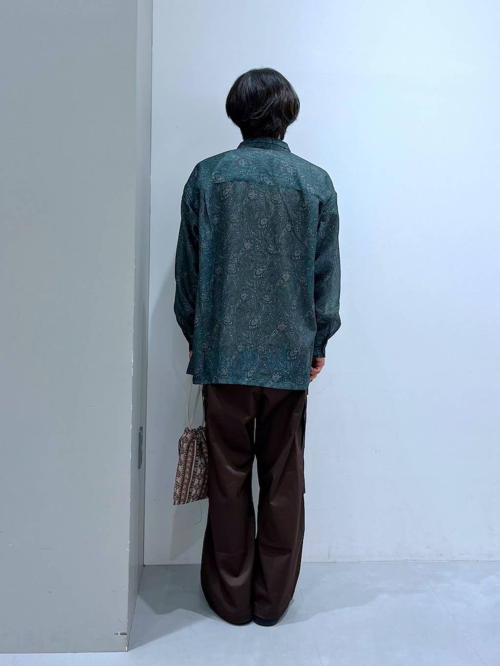 ピンク系のショルダーバッグ、イエロー系のスニーカーを着用したメンズの夏コーディネートの3枚目の写真