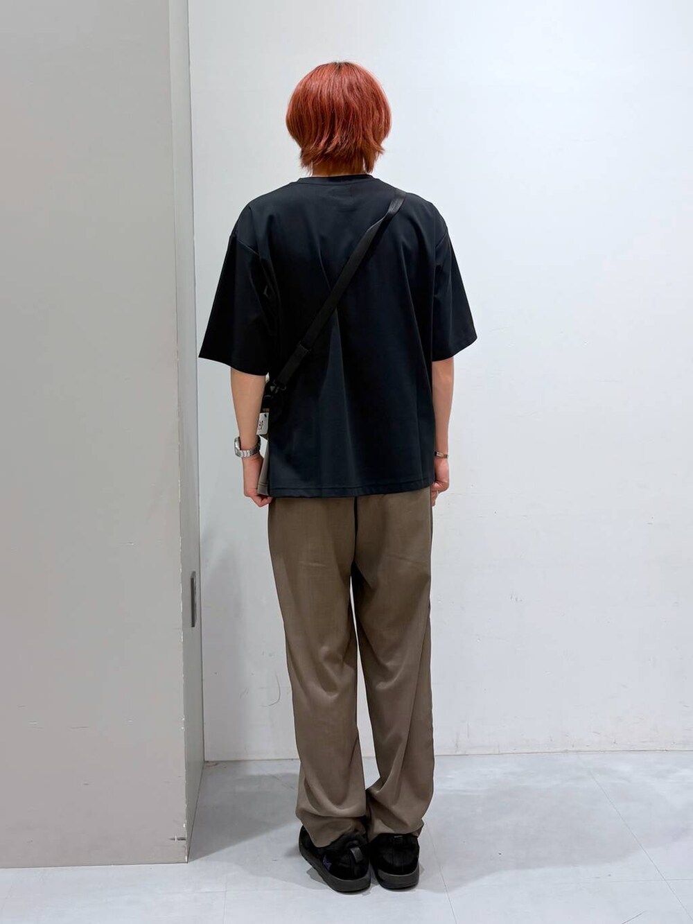 ベージュ系のショルダーバッグ、ブラック系のTシャツ/カットソー、グレー系のその他パンツを着用したメンズの春コーディネートの3枚目の写真