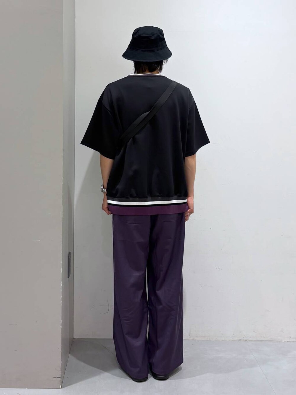 ブラック系のショルダーバッグ、ブラック系のTシャツ/カットソー、パープル系のその他パンツを着用したメンズの夏コーディネートの3枚目の写真