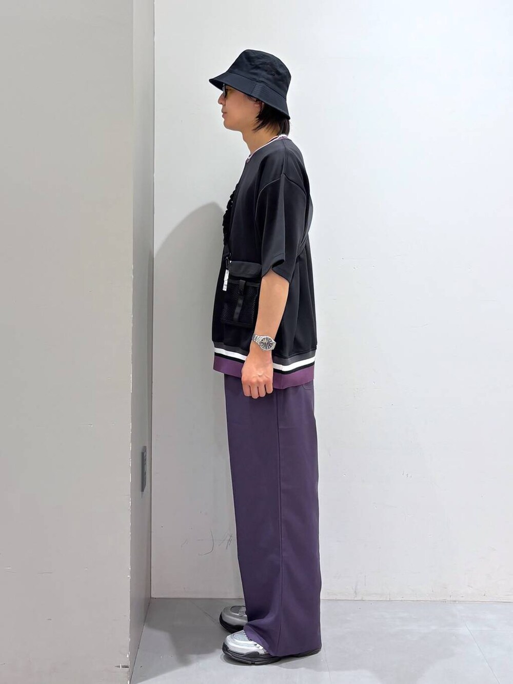ブラック系のショルダーバッグ、ブラック系のTシャツ/カットソー、パープル系のその他パンツを着用したメンズの夏コーディネートの2枚目の写真