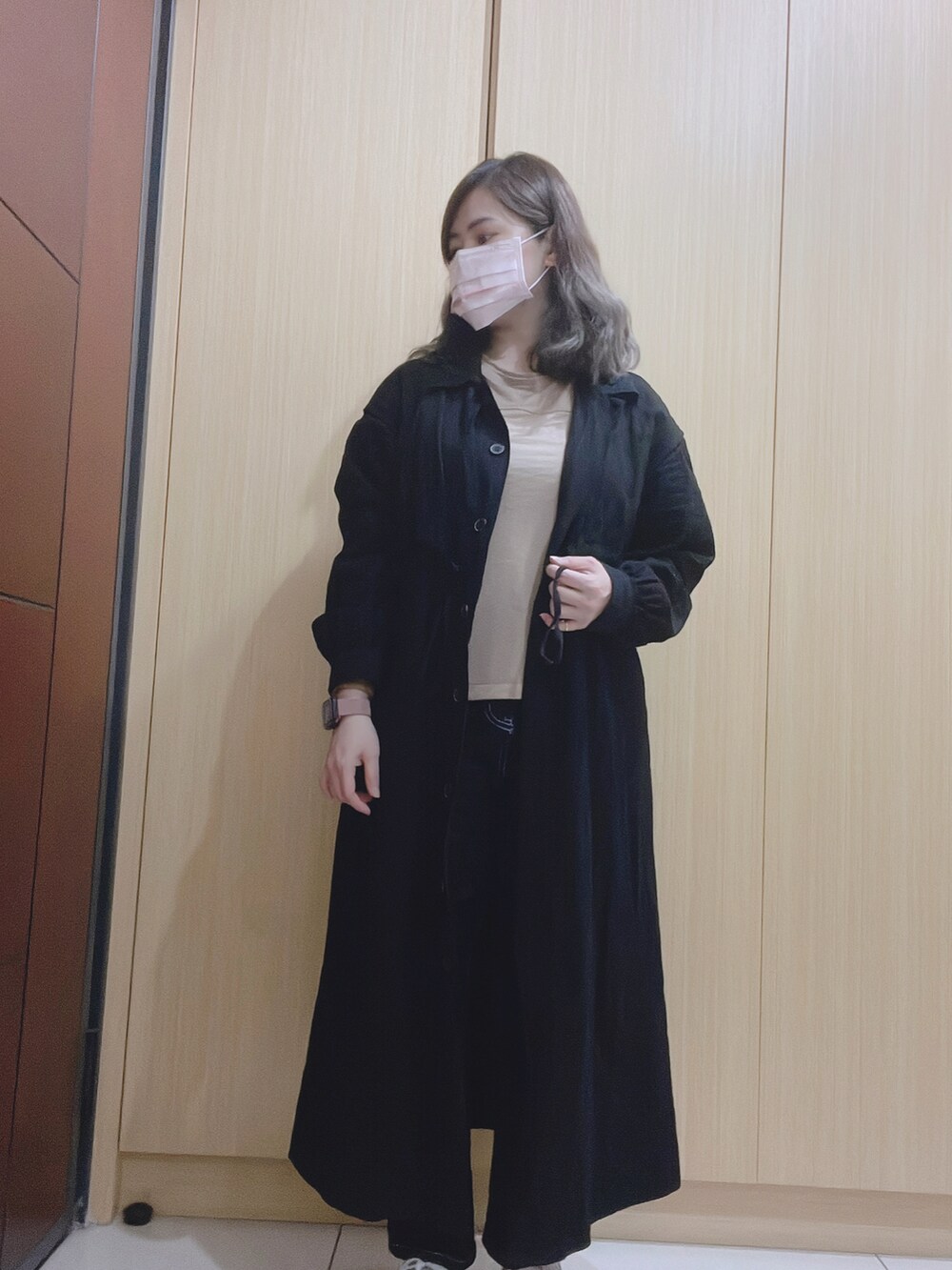 ブルー系のデニムパンツを着用したレディースの春コーディネートの2枚目の写真