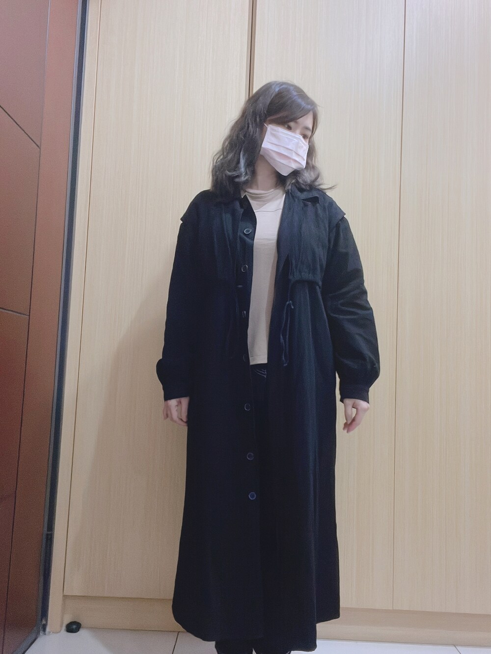 ブルー系のデニムパンツを着用したレディースの春コーディネートの3枚目の写真