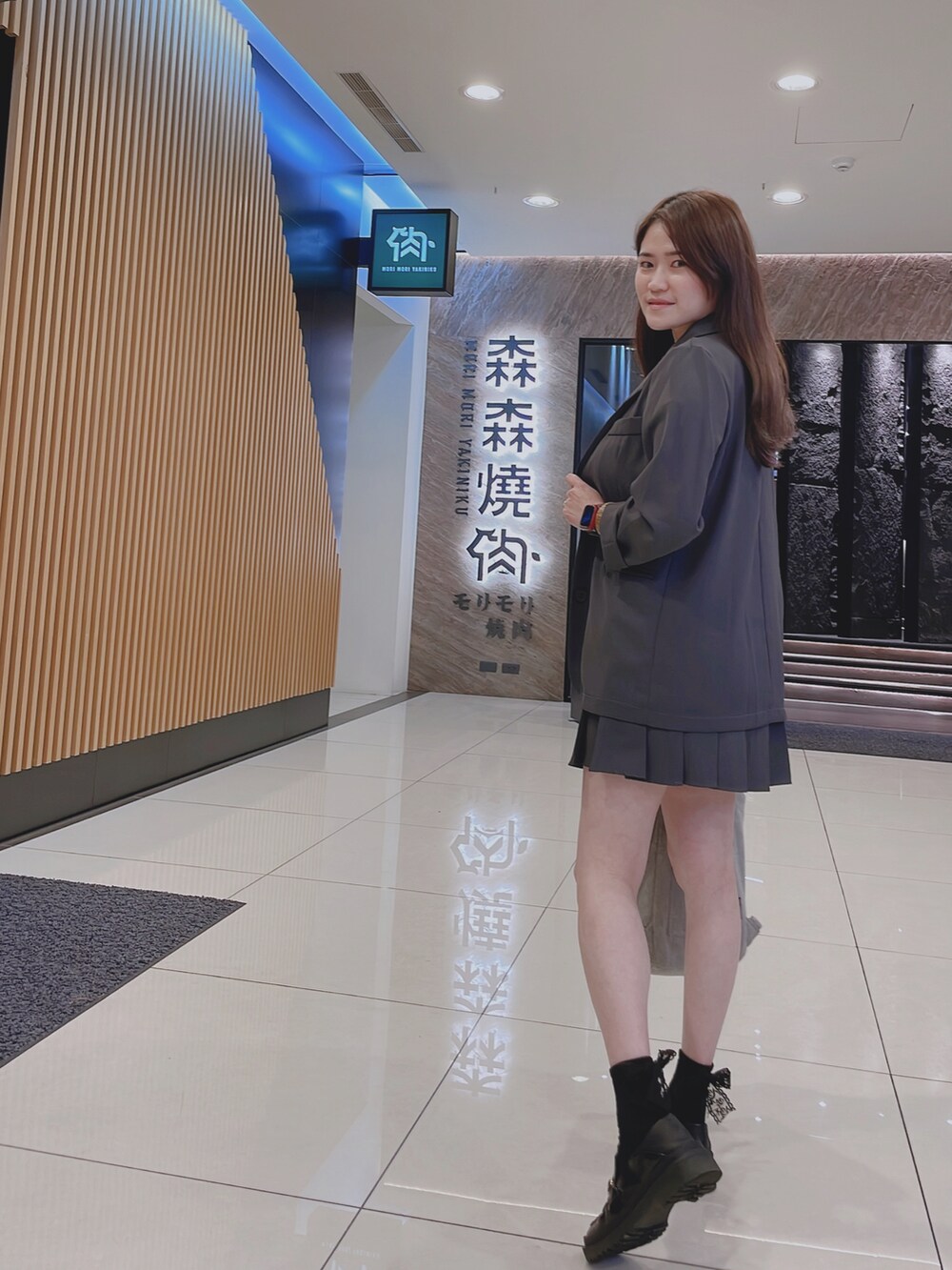 ブラック系のローファーを着用したレディースの春コーディネートの2枚目の写真