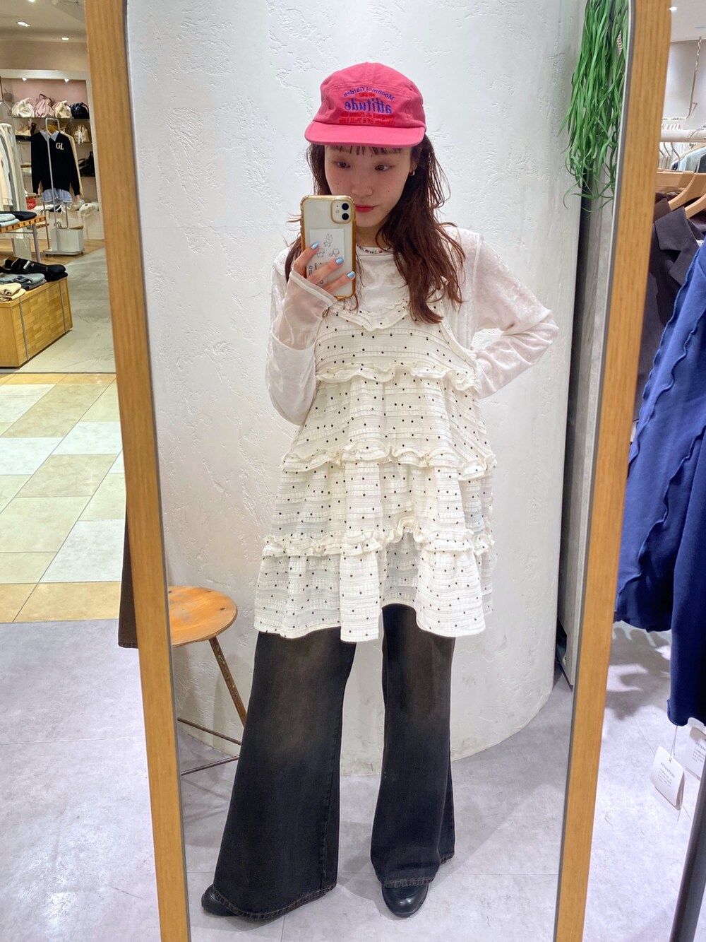 ブラック系のデニムパンツ、ホワイト系のTシャツ/カットソー、ホワイト系のワンピースを着用したレディースの春コーディネートの2枚目の写真