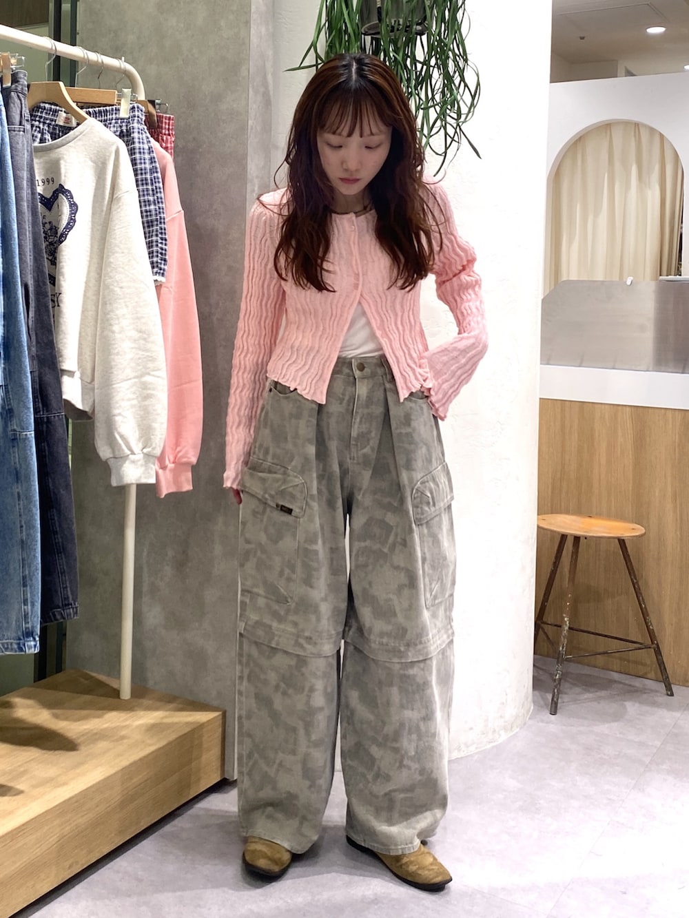 グリーン系のその他パンツ、ピンク系のTシャツ/カットソーを着用したレディースの春コーディネートの2枚目の写真