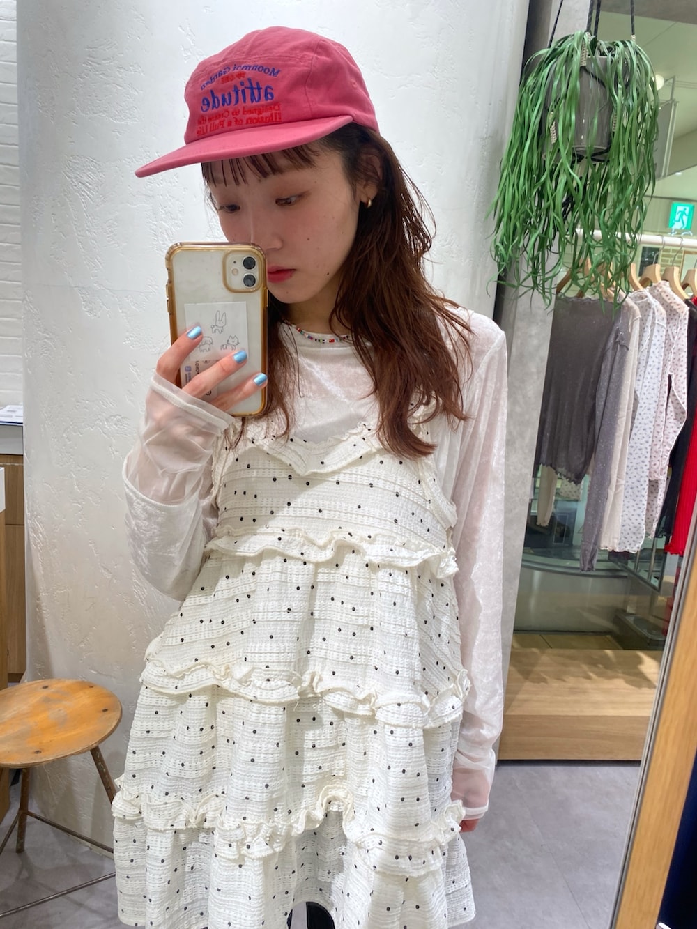 ブラック系のデニムパンツ、ホワイト系のTシャツ/カットソー、ホワイト系のワンピースを着用したレディースの春コーディネートの3枚目の写真